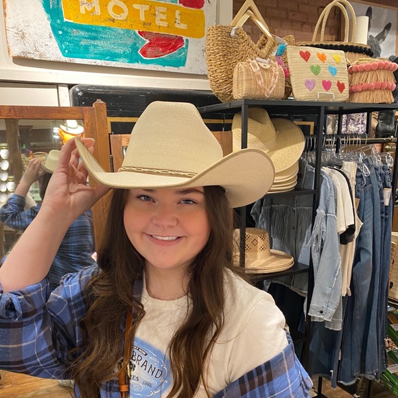 Meet your Posher, Lauren - Picture 4 of 4